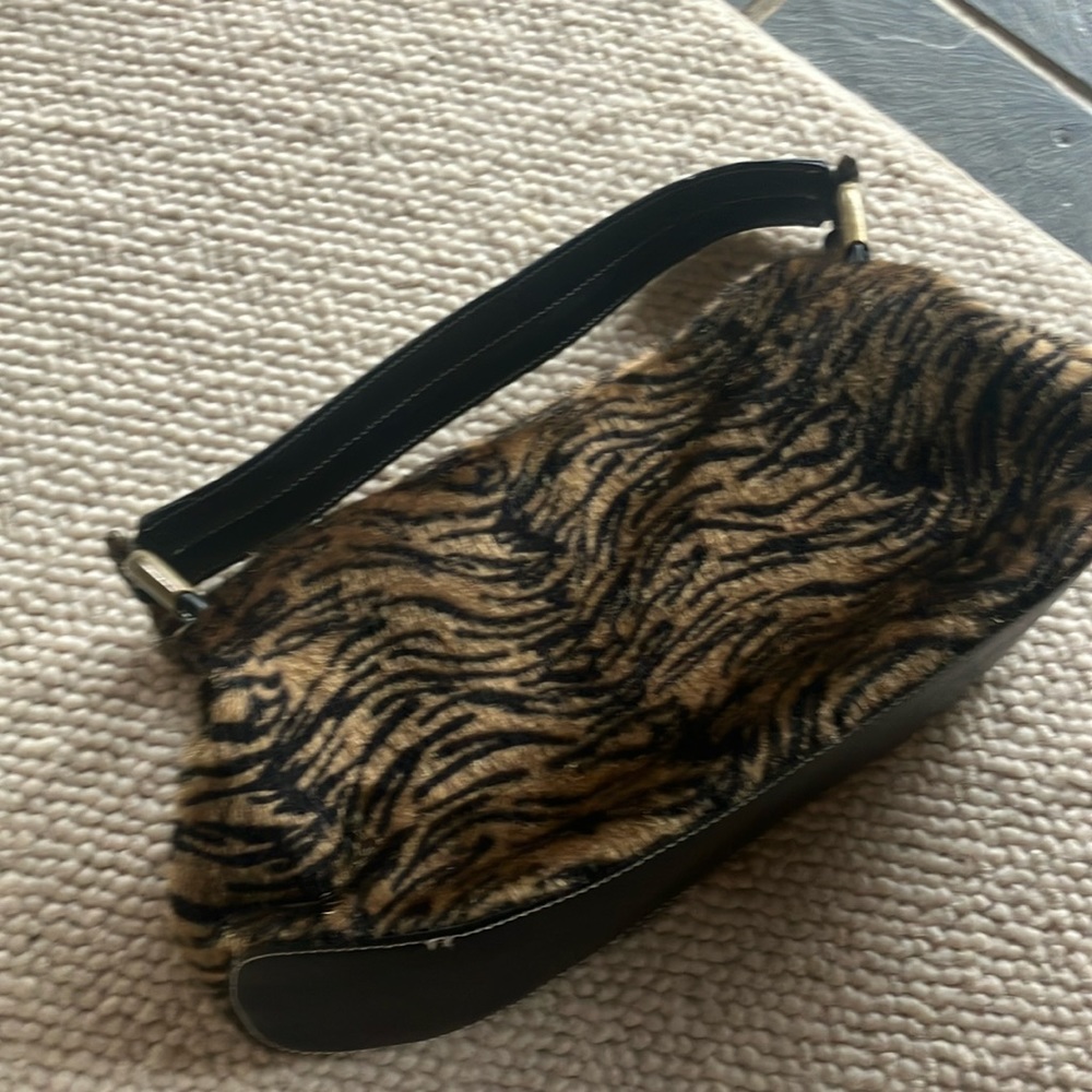 Medium sized purse.  Retro tiger striped design.